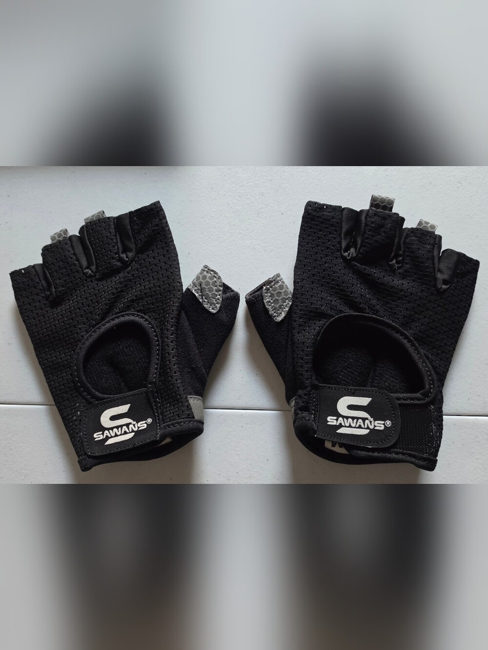 Gym weight lifting gloves size M